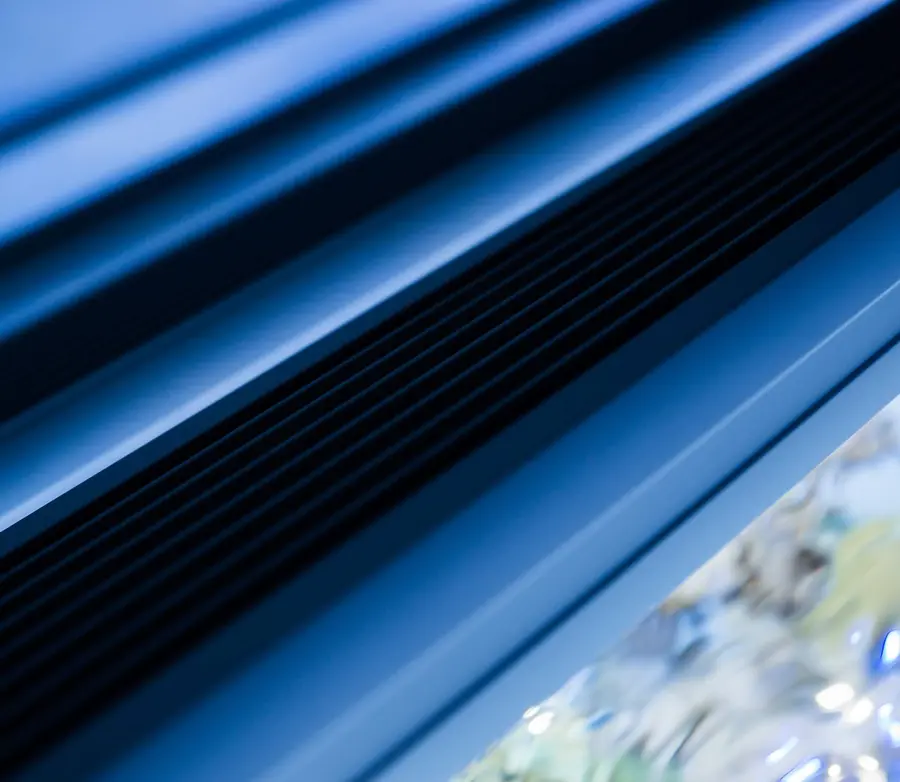 An Stahlseilen abgehängte aquaBAR über einem Aquarium