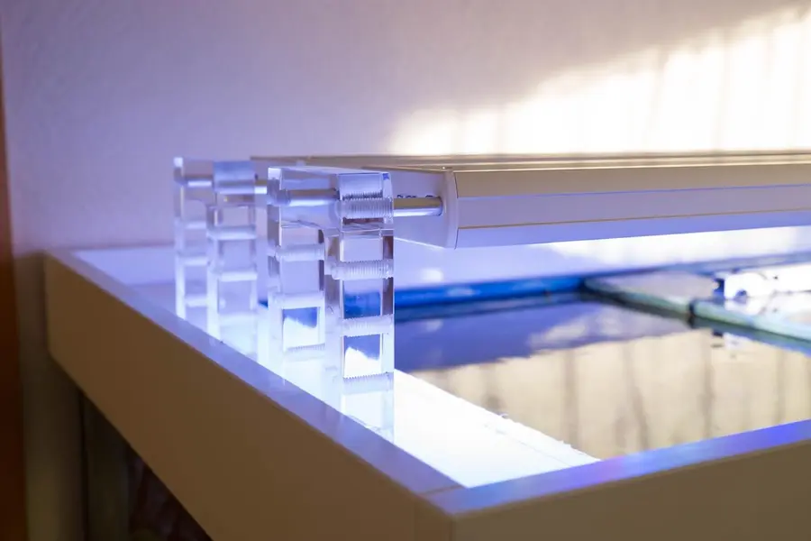 aquaBAR mit längenverstellbarer, schwenkbarer Halterung am Aquarium