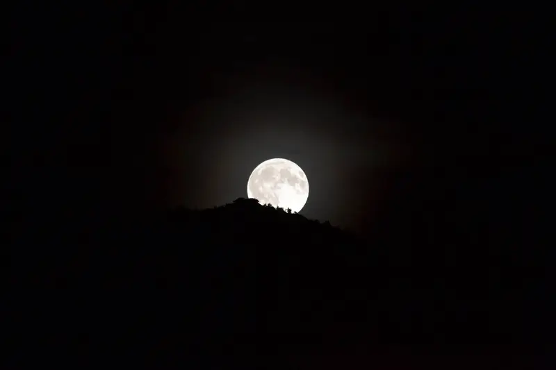 Vollmond am dunklen Nachthimmel